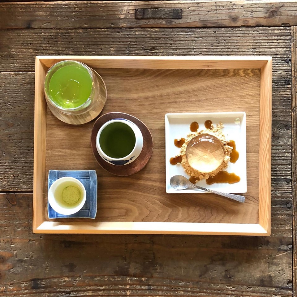 お茶の飲み比べ＋しずく餅セット　700円（税込）